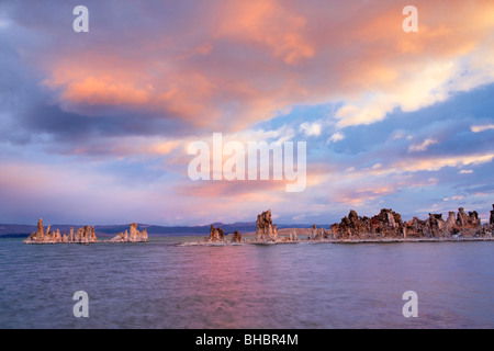 Lever du soleil sur le lac mono. Californie Banque D'Images