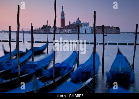 En attendant les gondoles et San Giorgio Maggiore dans le pré-aube lumière, Venise Vénétie Italie Banque D'Images