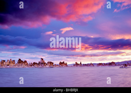 Lever du soleil sur le lac mono. Californie Banque D'Images