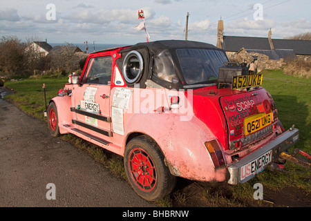 Voiture écologique rose faite de divers décideurs, des pièces d'exécution sur l'huile végétale et de l'économie de carburant propre pour l'environnement. Carburant gratuit Banque D'Images