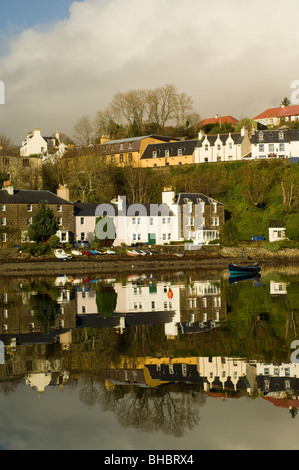 Le port de Portree, vue de la mer, l'île de Skye. Banque D'Images