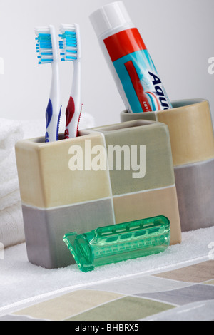 Tube de dentifrice Aquafresh avec Squeezer Saver et brosses à dents sur l'évier de salle de bain gros plan vue avant personne aucune verticale aux États-Unis haute résolution Banque D'Images