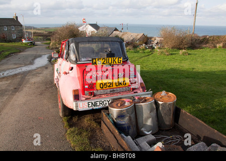 Voiture écologique rose faite de divers décideurs, des pièces d'exécution sur l'huile végétale et de l'économie de carburant propre pour l'environnement. Carburant gratuit Banque D'Images