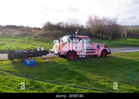 Voiture écologique rose faite de divers décideurs, des pièces d'exécution sur l'huile végétale et de l'économie de carburant propre pour l'environnement. Carburant gratuit Banque D'Images