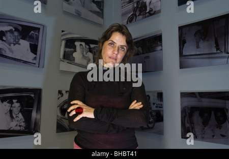 Artiste brésilienne Rosangela Renno avec des illustrations sur show à artes mundi 2008 Exposition d'Art Visuel International gallois et prix Banque D'Images