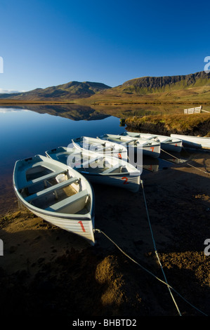 Bateaux sur le Loch Leathan, île de Skye. Banque D'Images