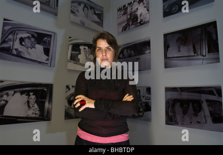 Artiste brésilienne Rosangela Renno avec des illustrations sur show à artes mundi 2008 Exposition d'Art Visuel International gallois et prix Banque D'Images