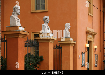 Italie, Emilie Romagne, Carpi Piazza Martiri ; municipalité ; théâtre ; statues Banque D'Images