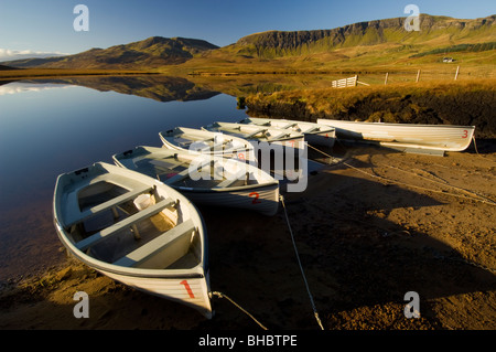 Bateaux sur le Loch Leathan, île de Skye. Banque D'Images