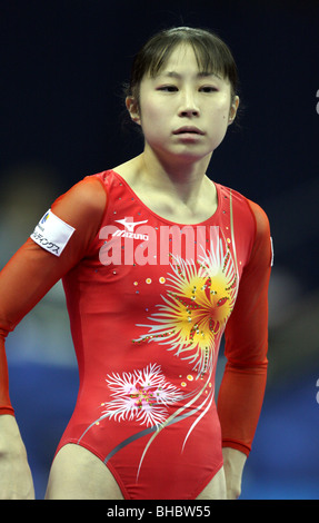 Koko Tsurumi Miki Uemura gymnaste japonais sur le point d'exécuter sur le faisceau à 2009 championnats du monde Banque D'Images