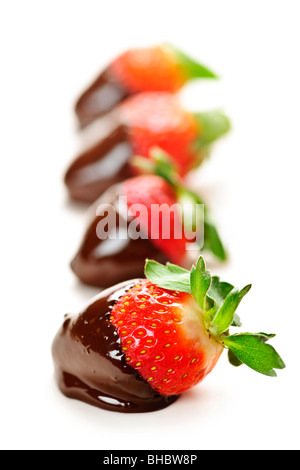 Rangée de fraises trempées dans du chocolat délicieux isolated on white Banque D'Images
