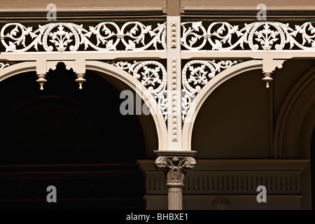 Détail de fer forgé, sur une terrasse chambre situé dans la banlieue de Carlton / Melbourne Victoria en Australie. Banque D'Images