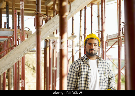 Portrait of Latin American construction worker looking at camera Banque D'Images