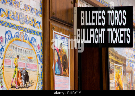 Madrid, Espagne. Billet de corrida et de sortie de carrelage sur mur de taverne traditionnelle dans le quartier de Huertas. Banque D'Images