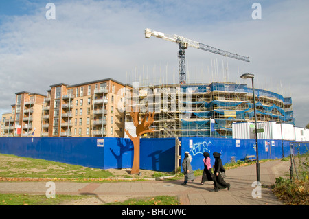 UK. Les femmes musulmanes en passant devant les nouveaux appartements construits par Hackney Homes par le Canal Lea dans la régénération du site olympique est de Londres. Banque D'Images
