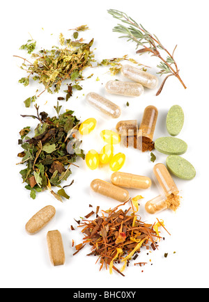 Les herbes, les suppléments à base de vitamines et de pilules sur fond blanc Banque D'Images