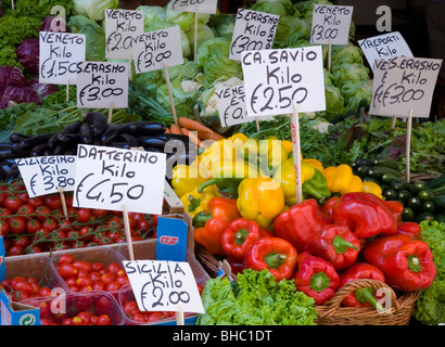 Venise, Vénétie, Italie. Légumes colorés pour la vente. Banque D'Images