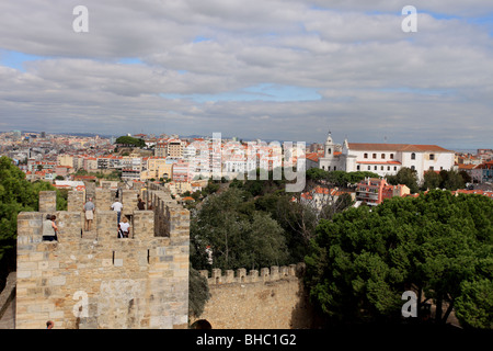 Le château Sao Jorge Maures est une forteresse construite au 10e siècle au coeur du quartier historique de Lisbonne Banque D'Images