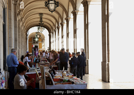 Marché artisanal couvert dans la Baixa Chiado trimestre près de la Praça do Comercio Banque D'Images