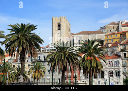 L'architecture portugaise traditionnelle dans l'Alfama de Lisbonne avec la tour de la cathédrale Sé Banque D'Images