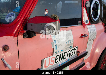 Voiture écologique rose faite de divers décideurs, des pièces d'exécution sur l'huile végétale et de l'économie de carburant propre pour l'environnement. Carburant gratuit Banque D'Images