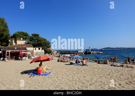 Plages du sud de la France près de Saint Tropez. Vacances en août scène animée Banque D'Images
