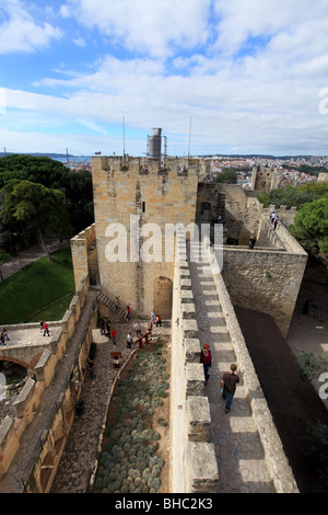 Le château Sao Jorge Maures est une forteresse construite au 10e siècle au coeur du quartier historique de Lisbonne Banque D'Images