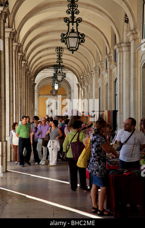 Marché artisanal couvert dans la Baixa Chiado trimestre près de la Praça do Comercio Banque D'Images