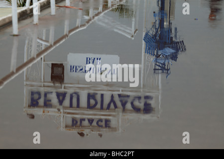 Reflet de la rue Beau Rivage signe sur la Promenade des Anglais à Nice après la pluie Banque D'Images