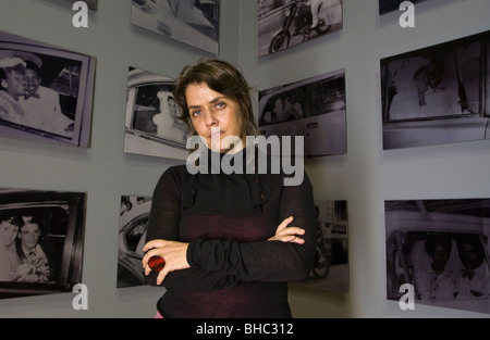 Artiste brésilienne Rosangela Renno avec des illustrations sur show à artes mundi 2008 Exposition d'Art Visuel International gallois et prix Banque D'Images