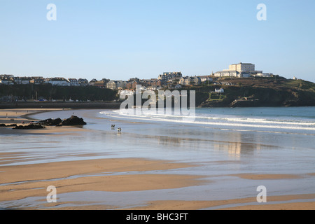 Plage de Newquay Cornwall sur une belle journée avec des hivers people walking dogs et humide Sands Hotel de l'Atlantique dans l'arrière-plan Banque D'Images