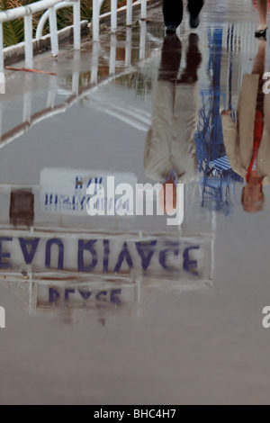 Reflet de la rue Beau Rivage signe sur la Promenade des Anglais à Nice après la pluie Banque D'Images