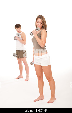 - Remise en forme les jeunes couples en bonne santé la levée de poids de formation sur fond blanc Banque D'Images