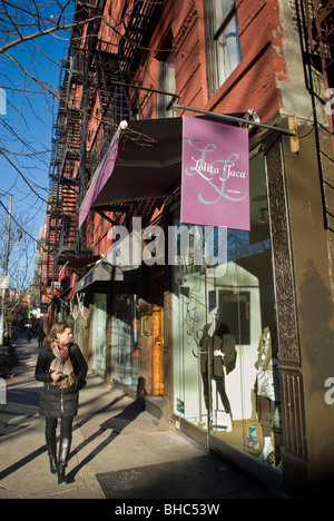 Des boutiques le long de Mott street dans le quartier de Nolita de New York Banque D'Images