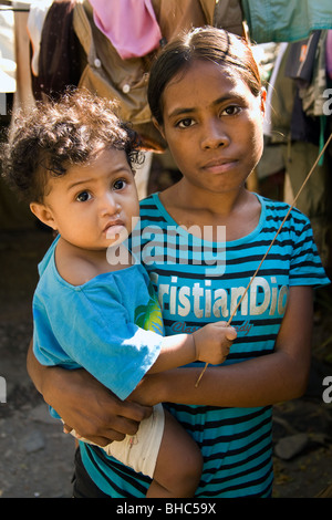 Sans abri jeune femme et son bébé dans le camp de personnes déplacées IDP à Dili au Timor oriental Banque D'Images