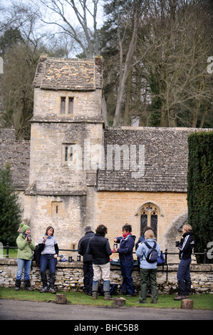 Un groupe de marcheurs profitez d'un milieu de matinée par arrêt de l'église St Margaret's, Bagendon Gloucestershire UK Banque D'Images