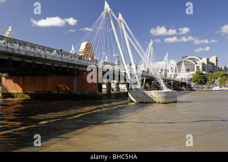 Hungerford Bridge, pont du Jubilé en aval et la gare de Charing Cross, Londres, Royaume-Uni Banque D'Images