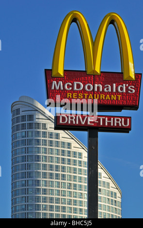 McDonald's Restaurant, 2, London E14, Royaume-Uni New Providence avec tour de l'Ontario dans l'arrière-plan Banque D'Images