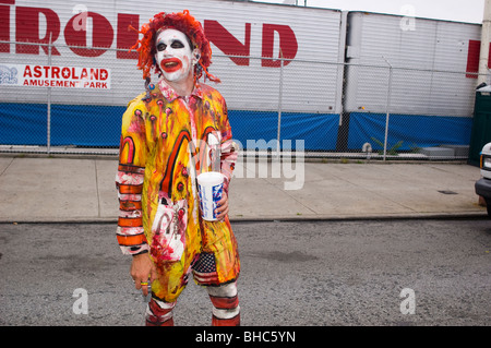 Un freaky à clown McDonald's at the Mermaid Parade, Coney Island, New York. Banque D'Images