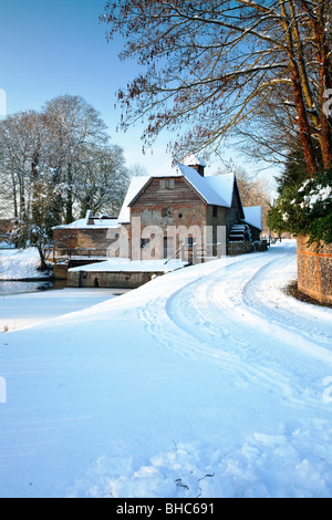 Moulin à eau sur la Tamise à Mapledurham Estate dans la neige, Berkshire, Royaume-Uni Banque D'Images