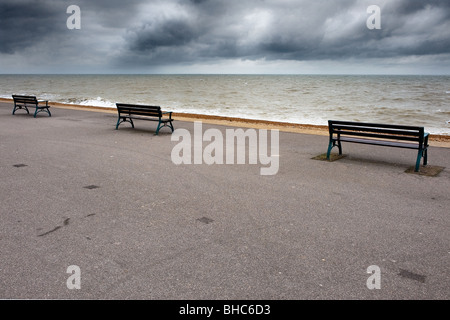 Trois bancs vides sur le front de mer à traiter dans le Kent. Banque D'Images