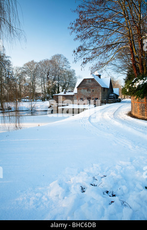 Moulin à eau sur la Tamise à Mapledurham Estate dans la neige, Berkshire, Royaume-Uni Banque D'Images