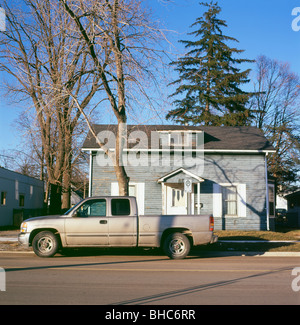 L'argent d'une camionnette garée dans la rue en face d'une petite maison grise, Fort Erie (Ontario) Canada Banque D'Images