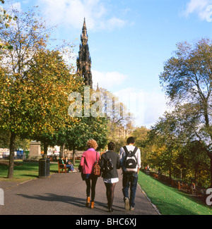 Les élèves à marcher le long d'un sentier du parc en direction de Scott Monument situé sur Princes Street Gardens en automne Édimbourg, Écosse, Royaume-Uni KATHY DEWITT Banque D'Images