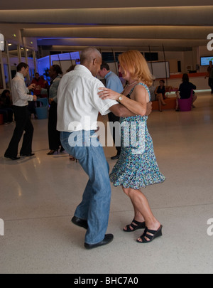 Paris, France, la danse salsa en partie, couple mixte danse, danse Banque D'Images