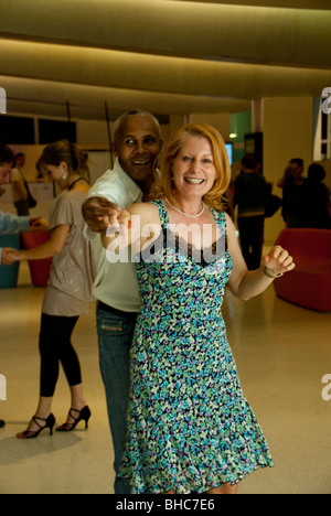 Paris, France, Mixed Race couple danse, la Salsa, le Centre communautaire Banque D'Images