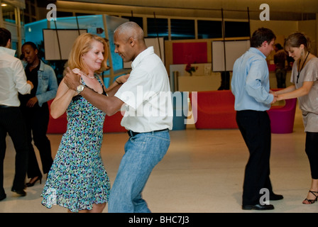 Paris, France, couples mixtes Swing Dancing Salsa à Party in Community Center, vacances en noir Banque D'Images