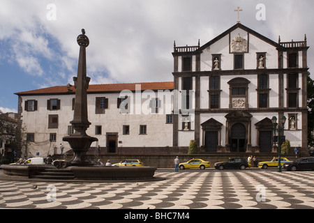 Portugal Madère Funchal Praca Do Municipio Igreja do Colegio Banque D'Images