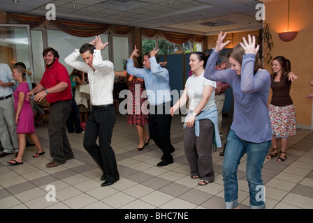 Paris, France, foule, Teens Line danse Salsa à la fête, avec instructeur adulte Banque D'Images