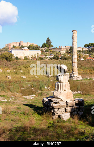 Ruines du temple d'Artemis, près d'Ephèse, en Turquie, avec la Mosquée Isa Bey dans l'arrière-plan Banque D'Images